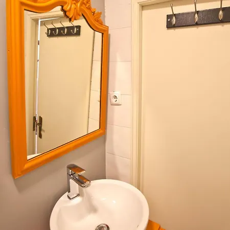 Appartement 1 Bedroom Located In The Heart Of *