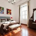 1 Bedroom Located In The Heart Of