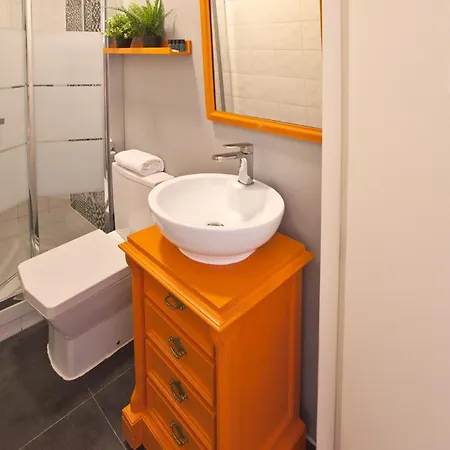1 Bedroom Located Heart Of Apartment *