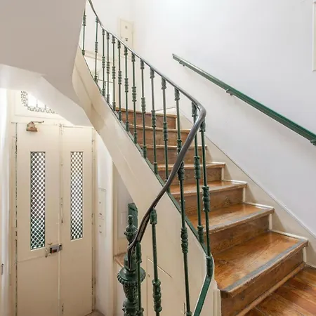 Apartment 1 Bedroom Located Heart Of *