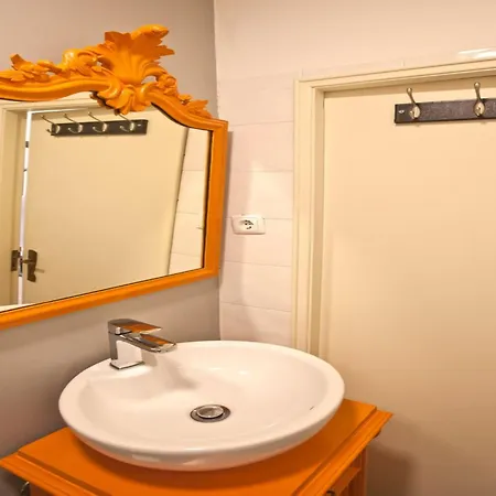 1 Bedroom Located Heart Of *