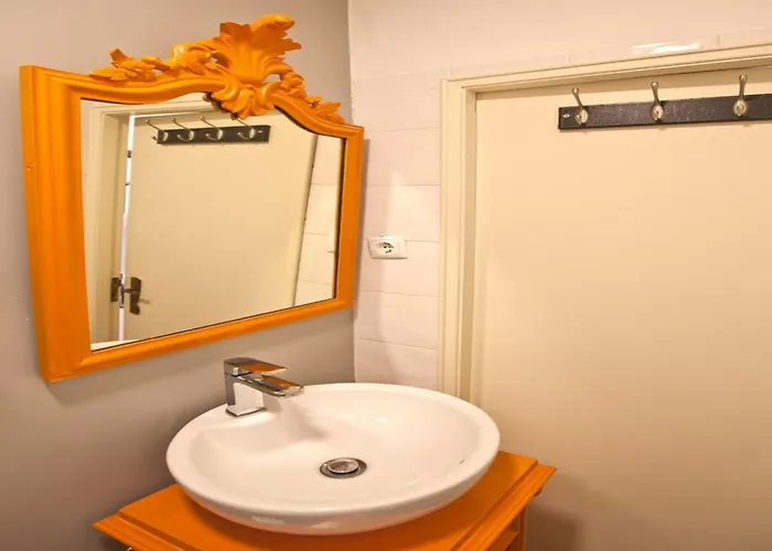 1 Bedroom Located In The Heart Of *